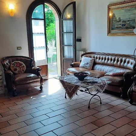 Podere Il Cerrone App Romilda Con Piscina Fauglia